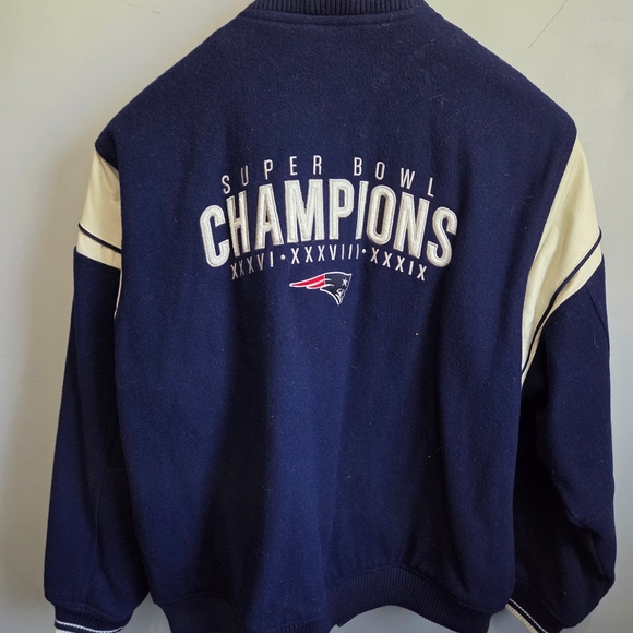 Vintage Reebok Men's Navy and Cream Varsity Jacket - Picture 2 of 5